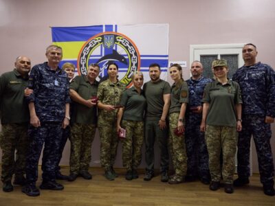 Володимир Зеленський показав шеврони, які йому подарували воїни в Одесі та Очакові