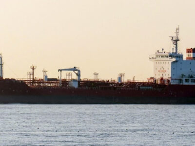 Оприлюднено радіообмін, у якому російський корабель зухвало погрожує цивільним суднам в Чорному морі  