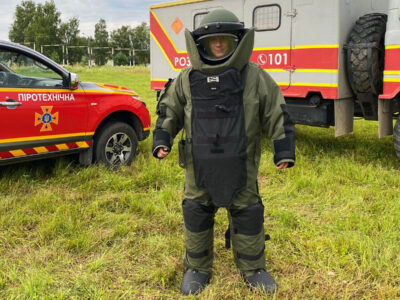 Канада передала Україні партію костюмів для саперів  