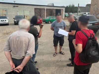 Затримано мешканця Київщини, який продавав військовослужбовцям автомобілі, ввезені як гуманітарна допомога  