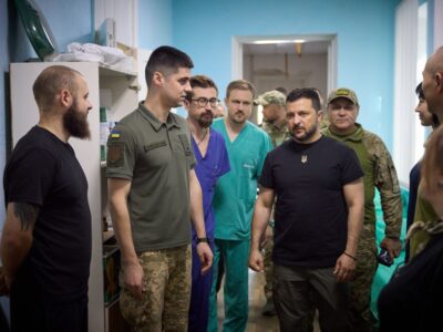 Глава держави оглянув передове хірургічне відділення на Запоріжжі, де надають медичну допомогу українським захисникам