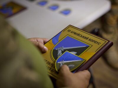 У Запоріжжі Володимир Зеленський отримав шеврони від воїнів героїчних військових частин  