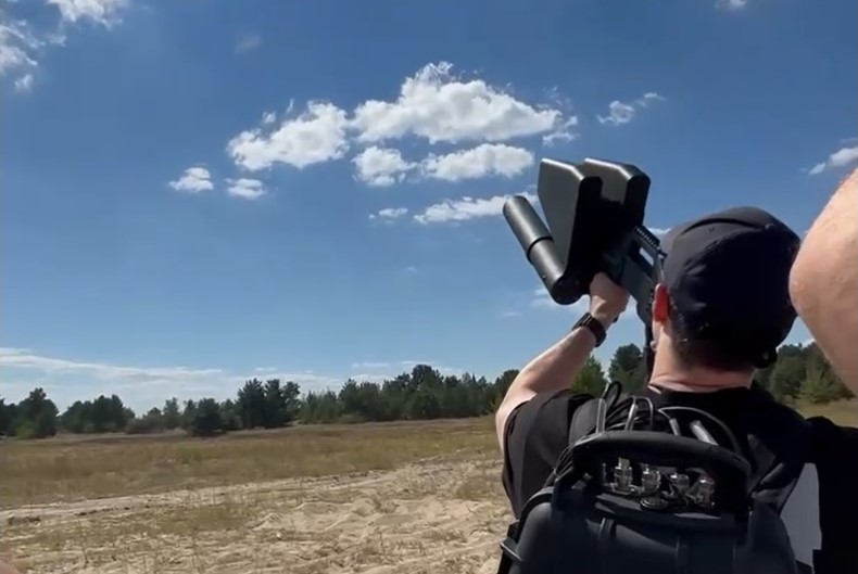 В Україні створили антидронову рушницю, яка перехоплює контроль над Mavic3  – АрміяInform