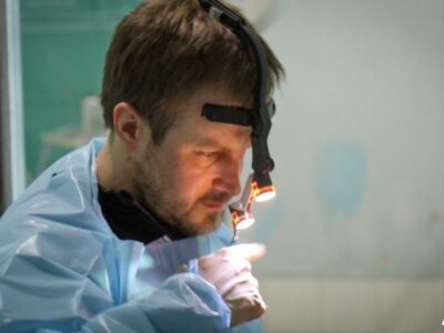 Медичний «Оскар» отримав хірург Ігор Бєлкін, який вже півтора року рятує поранених на передовій  