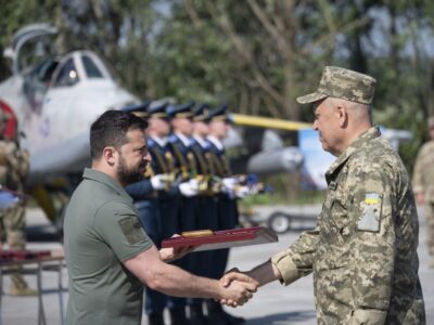 Президент України вручив державні нагороди і бойові прапори військовим частинам  