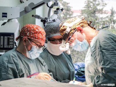 Військові хірурги роблять дива, рятуючи важкопоранених захисників України  