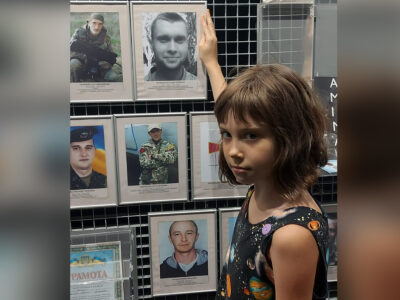 У Дніпрі експонується виставка картин, створених під впливом війни в Україні  