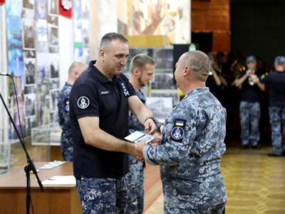 Вогнепальна зброя та відзнаки від командувача ВМС ЗС України  