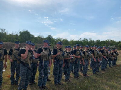 Майбутні суднові механіки та штурмани опановують ази військової науки  