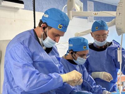 Українські нейрохірурги рятують життя поранених захисників разом з американськими колегами  