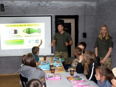 Чернігівські військові провели заняття з мінної безпеки для школярів  