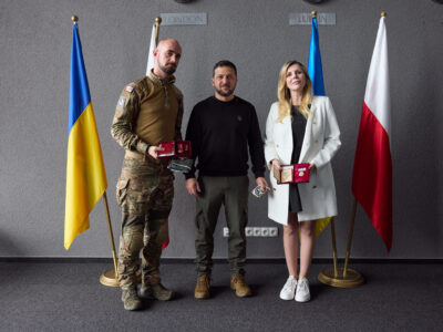 Повертаючись до України, Володимир Зеленський відзначив державними нагородами польських волонтерів  