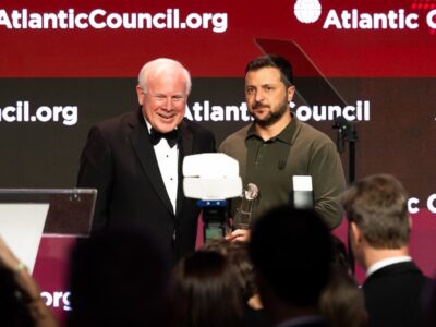 Президент на врученні премії Atlantic Council Global Citizen Awards: «Нагороду присвячую всім українцям в уніформі»  