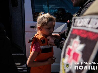 Під прицільним вогнем ворога «Білі Янголи» вивезли з Нью-Йорка трьох дітей та їхню матір  