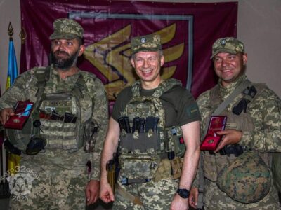 Олександр Сирський нагородив воїнів механізованої бригади  