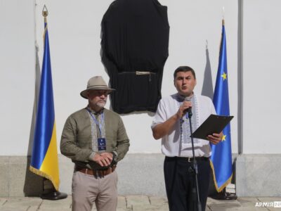 У річницю перемоги під Оршею в Києві відкрили барельєф Костянтину Острозькому  