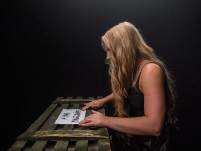 Американська співачка Келсі Кімберлін презентувала кліп «Армагедон», у якому закликає світ підтримувати Україну  