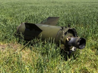 Війська рф вдарили по Вовчанську на Харківщині, поранено чоловіка  