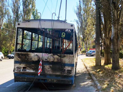 Окупанти обстріляли тролейбус у Херсоні — двоє поранених  
