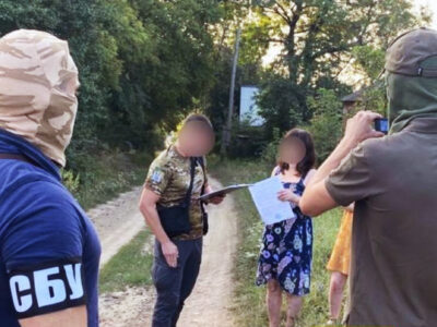 Робила селфі на тлі стратегічних об’єктів Харківщини — затримано колаборантку-зрадницю  