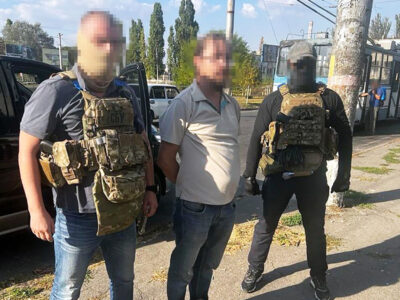 За торгівлю російською зброєю в Херсоні затримано колаборанта. З’явилося фото арсеналу  