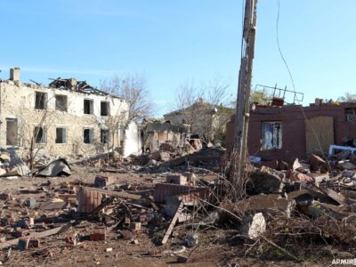 Безлюдні вулиці, потрощені будинки і моторошна тиша: ситуація у селі Зміївка на Херсонщині  