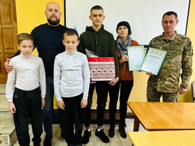 Дітям полеглого воїна з Полтавщини подарували ігрову консоль  