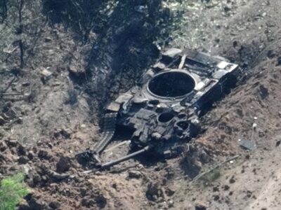 Відірвало башту ― воєнні розвідники на фронті знищили танк окупантів  