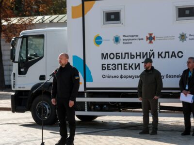 Україна отримала 15 мобільних класів безпеки для підвищення обізнаності населення про мінні загрози — Денис Шмигаль  