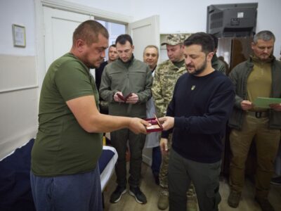 Глава держави відвідав госпіталь, де нагородив поранених захисників та медиків  