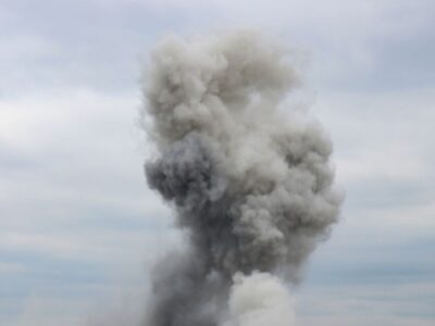 росармія випустила 13 керованих бомб по Херсонщині — на місці одного з ударів шукають людей під завалами  