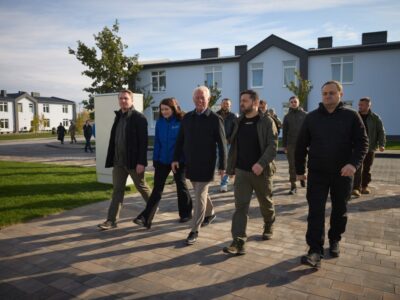 Президент на Київщині оглянув будівництво містечка для постраждалих від війни  