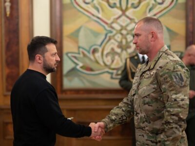 Володимир Зеленський вручив погони українським військовим і правоохоронцям  