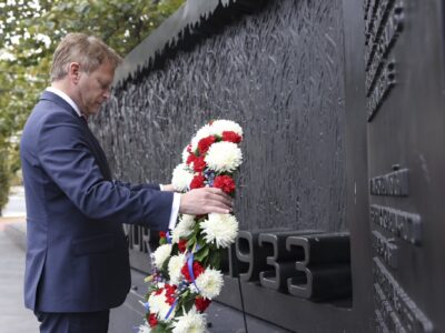 Міністр оборони Британії у США вшанував пам’ять жертв Голодомору  