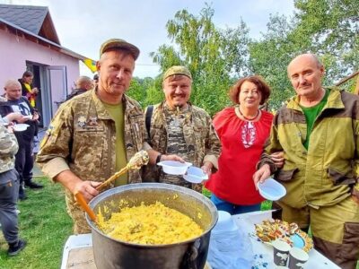 На Київщині родина-громада привітала своїх захисників  зі святом  