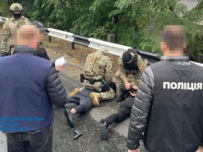 Затримано двох чоловіків, які вимагали гроші у батька загиблого захисника