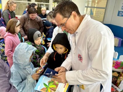 «Книга від Героя»: Маленькі пацієнти «Охматдиту» отримали сотні примірників художньої літератури  