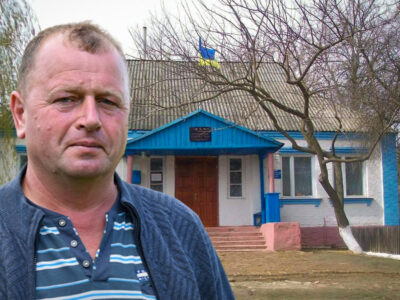 Староста Мезенівки про окупацію: Найбільше боявся, щоб не змусили знімати наш прапор і вішати їхню ганчірку  