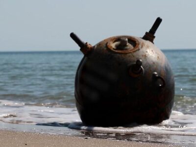 На Одещині українські військові знищили протикорабельну міну  