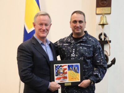 Віцеадмірал Олексій Неїжпапа та адмірал запасу Уільям МакРейвен обговорили потреби українського флоту  