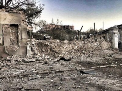 російські війська знову б’ють по Херсону з тимчасово окупованого лівобережжя  