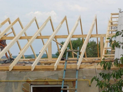 На деокупованій Херсонщині будівельники в межах проєкту «Пліч-о-пліч» відновлюють наразі 339 домівок  