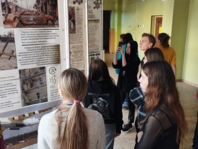 Виставкові проєкти про російсько-українську війну презентовано для учнів київського коледжу  