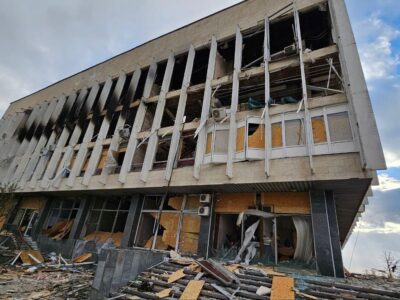 Унаслідок ворожого обстрілу є влучання по обласній бібліотеці в Херсоні  