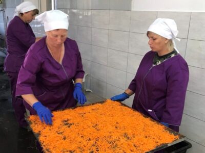 Лісівники Хмельниччини виготовляють власні сухпайки для українських захисників  