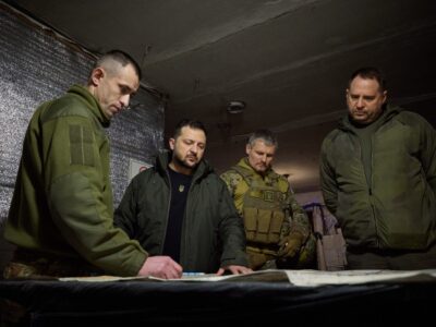 Президент України приїхав до Авдіївки та нагородив оборонців міста  