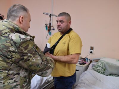 Олександр Сирський вручив нагороди та відзнаки важкопораненим воїнам і військовим медикам  