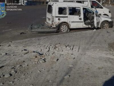 Троє людей отримало поранення внаслідок чергового обстрілу Херсона  