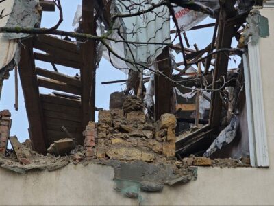 Війська рф влучили в освітній заклад у Херсоні: будівля зазнала значних ушкоджень  