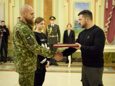 Президент вручив ордени «Золота Зірка» та сертифікати на квартири  